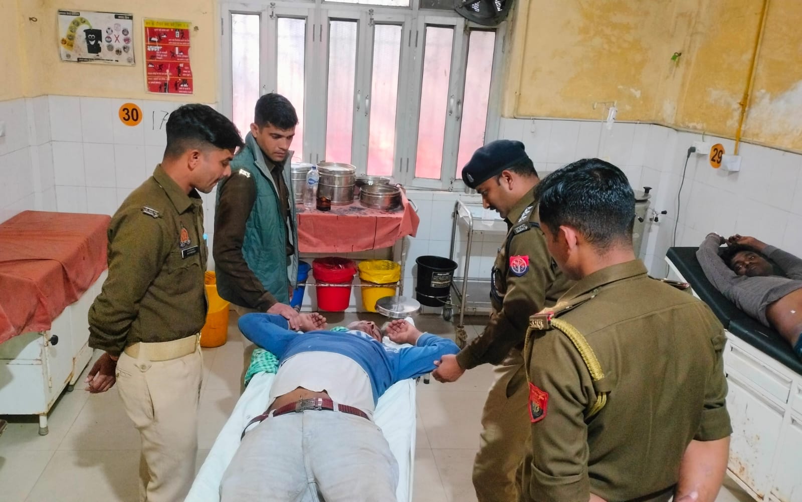 अस्पताल में भर्ती घायल