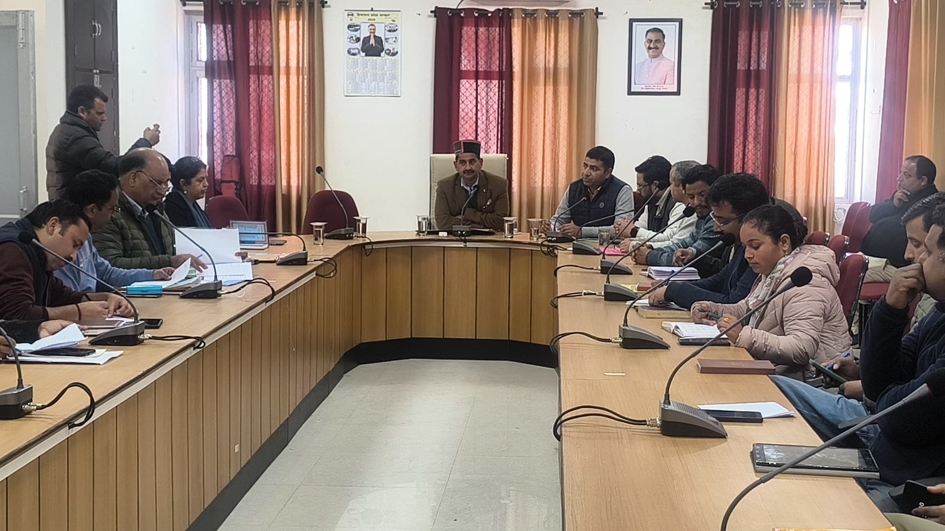 बैठक की अध्यक्षता करते हुए उप मुख्यस्चतेक केवल पठानिया। बैठक की अध्यक्षता करते हुए उप मुख्यस्चतेक केवल पठानिया।