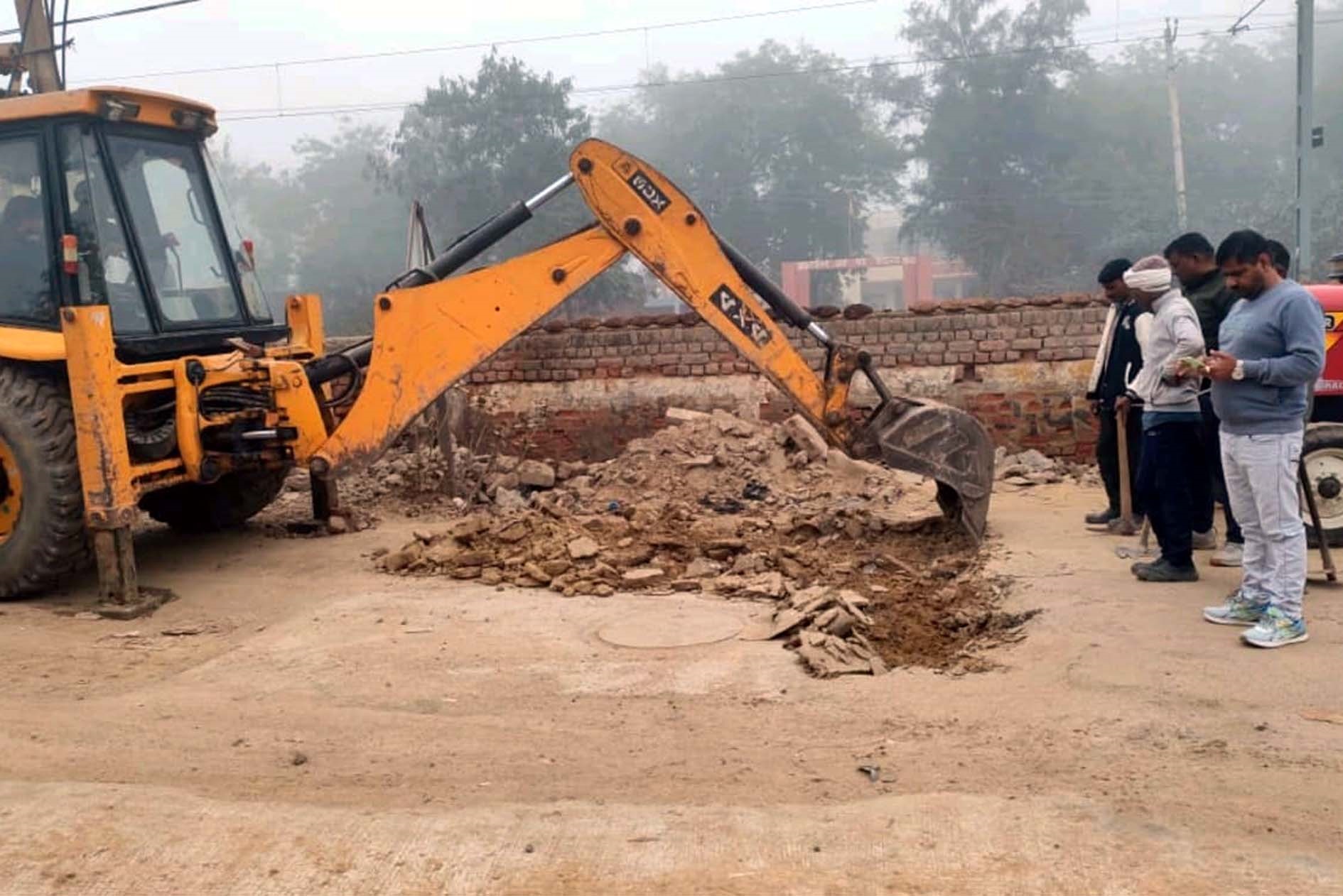 घोड़ा फार्म रोड की सड़क बनाने में लगे कर्मचारी। घोड़ा फार्म रोड की सड़क बनाने में लगे कर्मचारी।