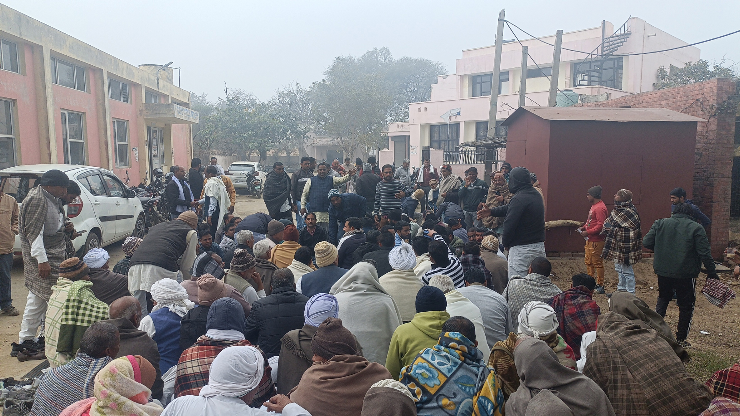 धरना दे रहे बिजली कर्मचारियों के बीच पहुंचे विभिन्न गांव के ग्रामीण। धरना दे रहे बिजली कर्मचारियों के बीच पहुंचे विभिन्न गांव के ग्रामीण।