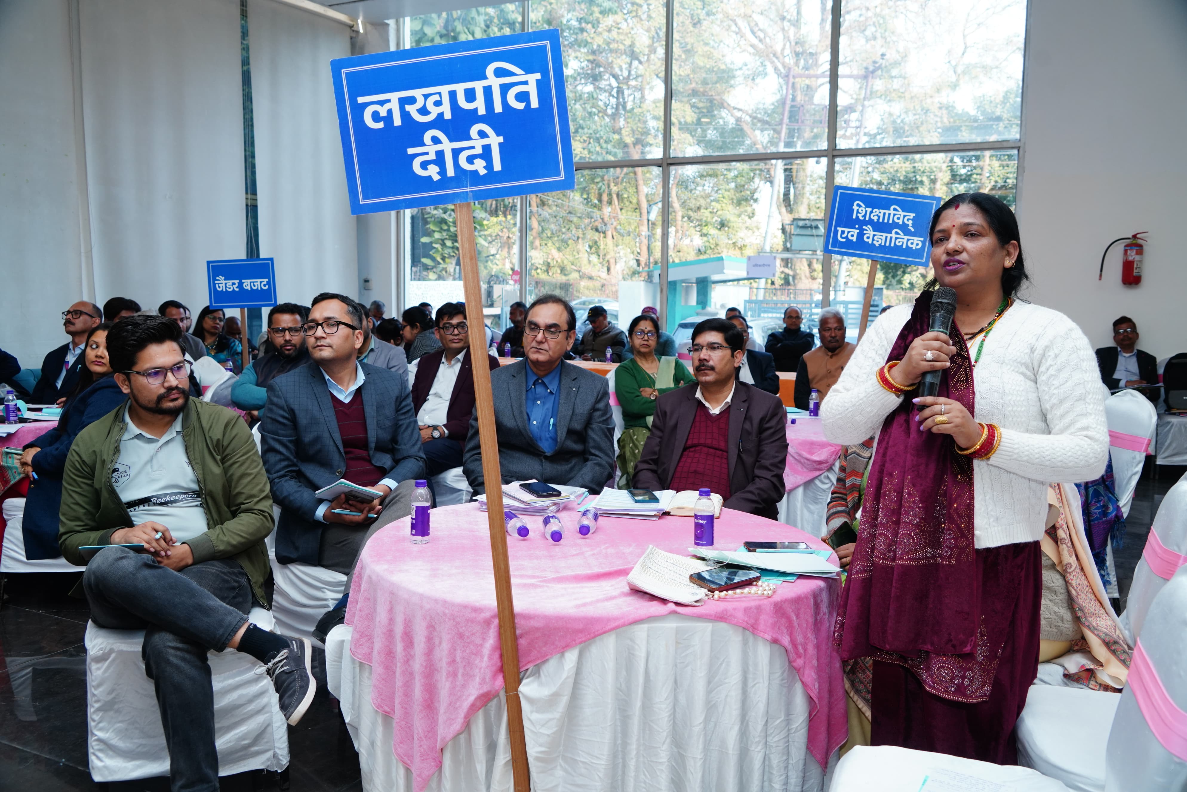 बजट से पूर्व संवाद में सुझाव देती एक महिला। बजट से पूर्व संवाद में सुझाव देती एक महिला।