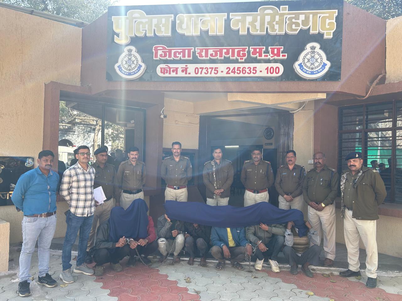गौवंश व 160 लीटर अवैध शराब जब्त, सात आरोपित गिरफ्तार गौवंश व 160 लीटर अवैध शराब जब्त, सात आरोपित गिरफ्तार
