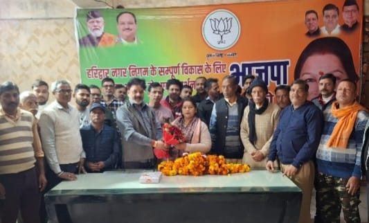किरण जैसल का स्वागत करते हुए किरण जैसल का स्वागत करते हुए