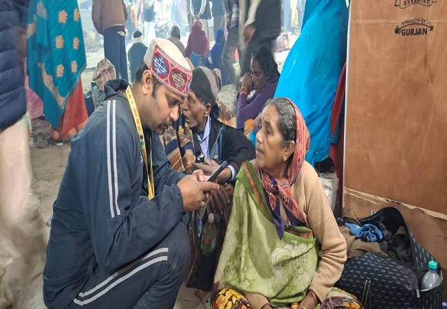 भूले हुए परिजनों का कुशलक्षेम लेते स्वयंसेवक भूले हुए परिजनों का कुशलक्षेम लेते स्वयंसेवक
