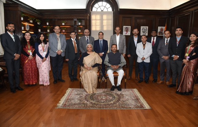 सीबीडीटी की बजट टीम के साथ वित्त मंत्री निर्मला सीतारमण सीबीडीटी की बजट टीम के साथ वित्त मंत्री निर्मला सीतारमण