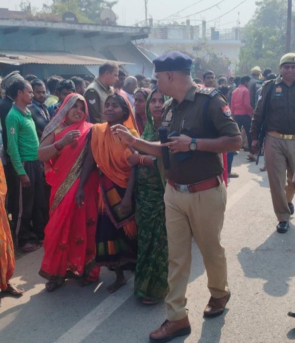 घटना के बाद रोत-बिलखते परिजन। घटना के बाद रोत-बिलखते परिजन।