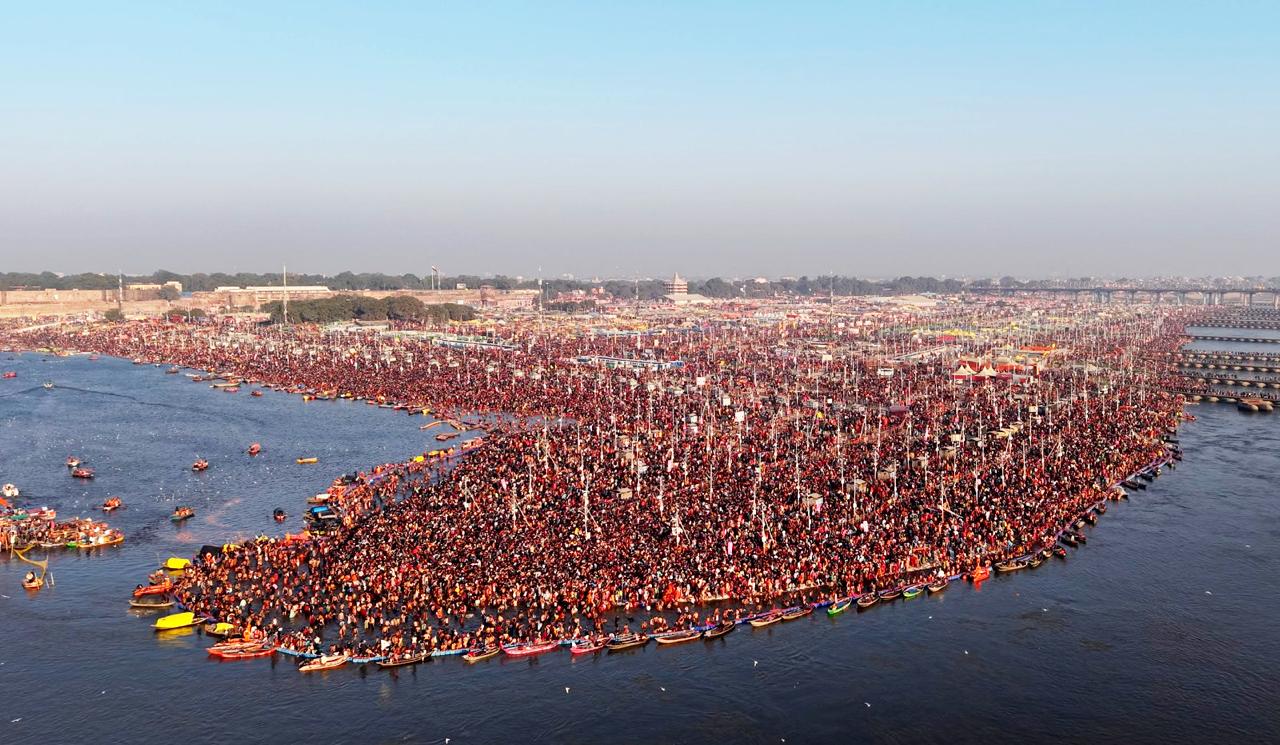 महाकुंभ-संगम में स्नान करते श्रद्धालु महाकुंभ-संगम में स्नान करते श्रद्धालु