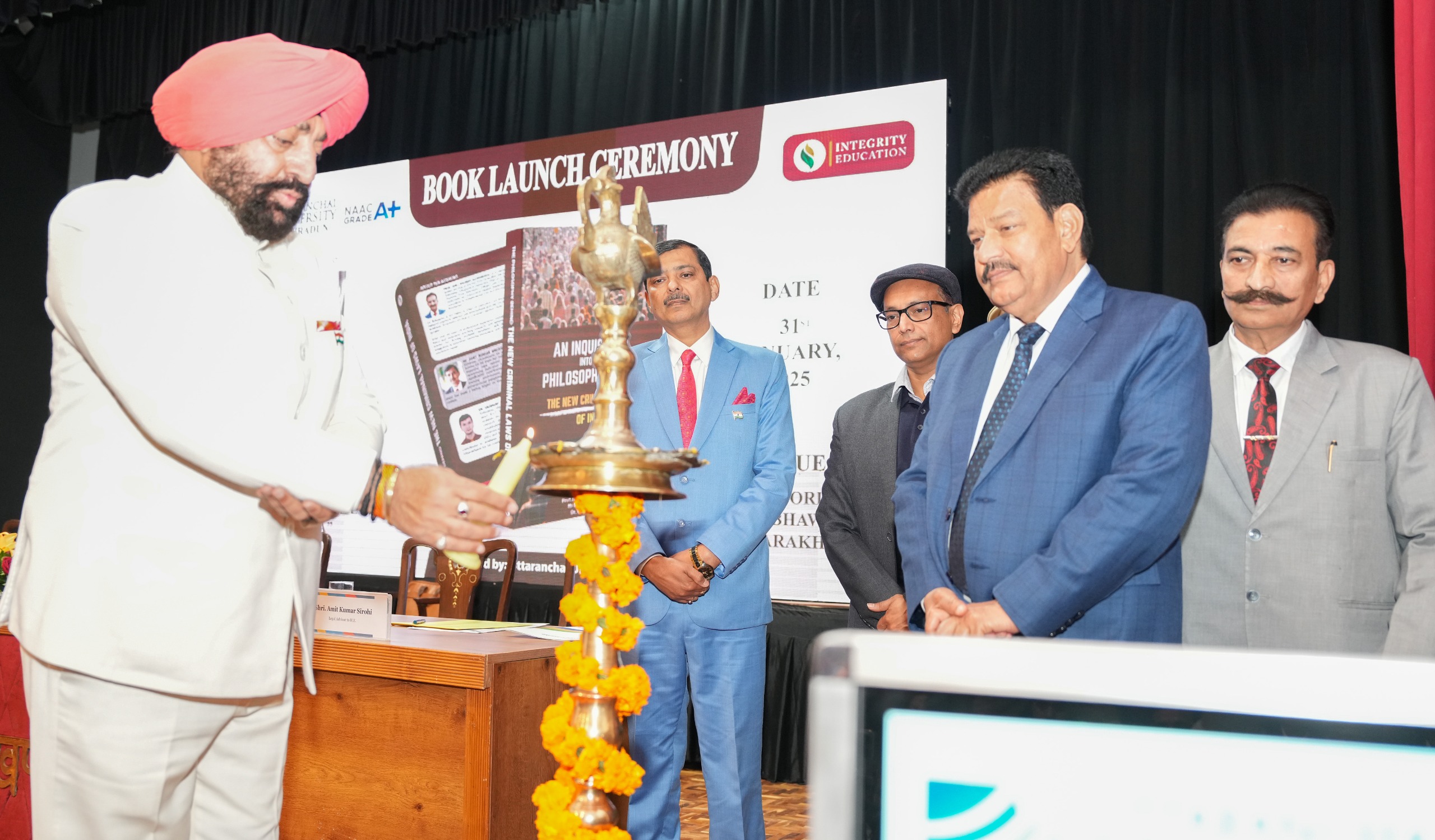 कार्यक्रम का दीप जलाकर शुभारंभ करते राज्यपाल। कार्यक्रम का दीप जलाकर शुभारंभ करते राज्यपाल।