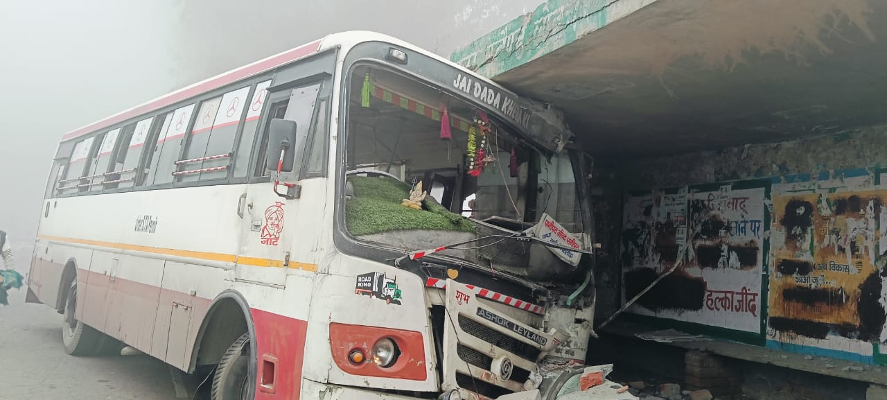 दुर्घटनाग्रस्त बस। दुर्घटनाग्रस्त बस।