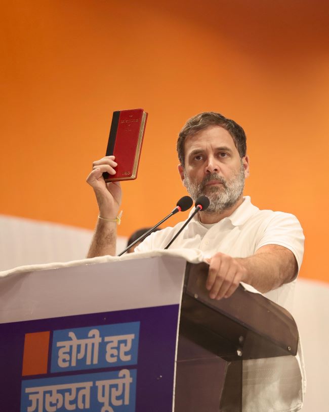 दिल्ली के मादीपुर विधानसभा चुनाव क्षेत्र के रघुबीरनगर में शुक्रवार को एक रैली को सम्बोधित करते कांग्रेस नेता राहुल गांधी