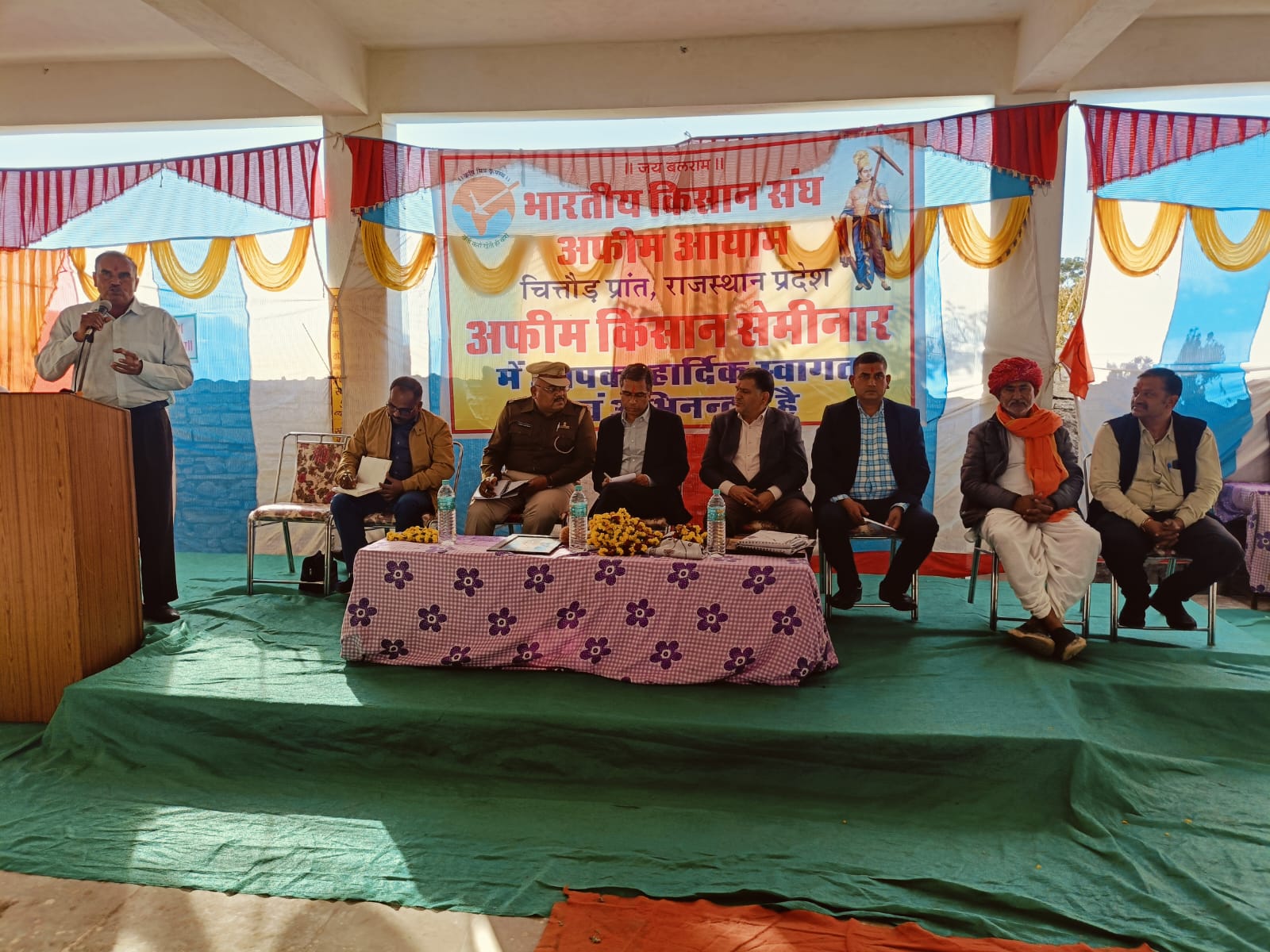 चित्तौड़गढ़ शहर के निकट सेमलपुरा में किसानों को संबोधित करते उप नारकोटिक्स आयुक्त कोटा। चित्तौड़गढ़ शहर के निकट सेमलपुरा में किसानों को संबोधित करते उप नारकोटिक्स आयुक्त कोटा।