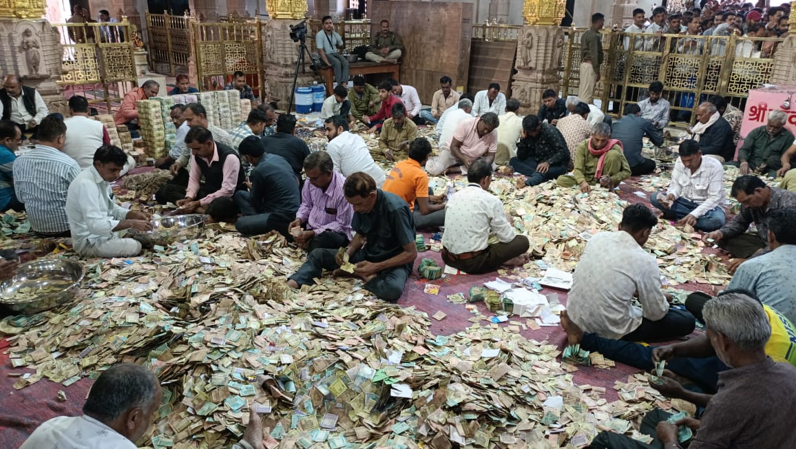 चित्तौड़गढ़ जिले के सांवलियाजी मंदिर में शुक्रवार को भंडार से निकली चढ़ावा राशि की गणना करते कार्मिक। चित्तौड़गढ़ जिले के सांवलियाजी मंदिर में शुक्रवार को भंडार से निकली चढ़ावा राशि की गणना करते कार्मिक।