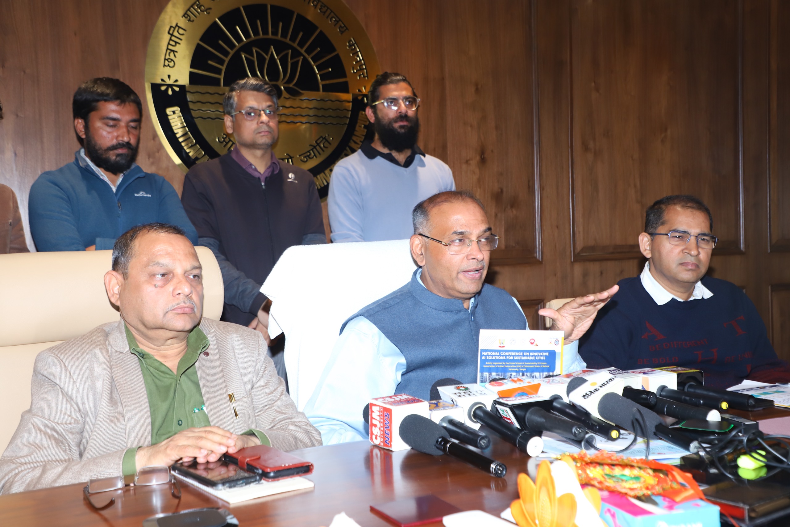 कार्यक्रम की जानकारी देते सीएसजेएमयू कुलपति विनय कुमार पाठक व अन्य कार्यक्रम की जानकारी देते सीएसजेएमयू कुलपति विनय कुमार पाठक व अन्य
