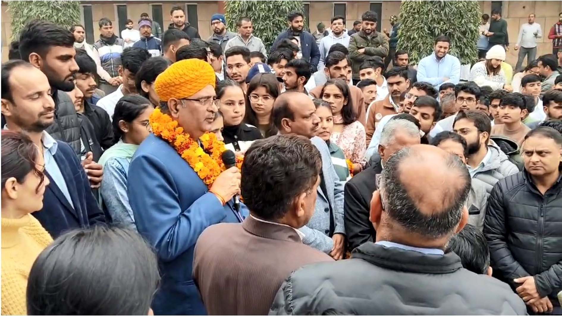 बधाई देने आने वालों को संबोधित करते कुलपति प्रो. बीआर कम्बोज। बधाई देने आने वालों को संबोधित करते कुलपति प्रो. बीआर कम्बोज।