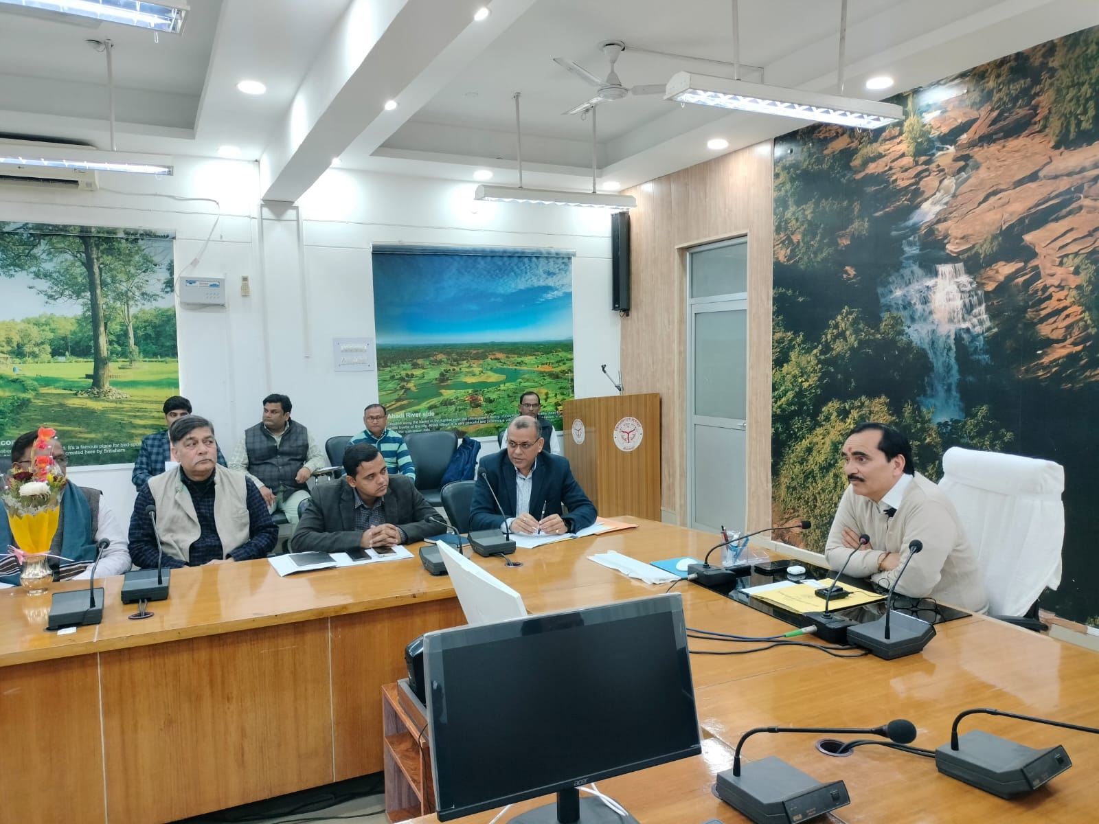 मंडलीय उद्योग बंधु की बैठक करते मंडलायुक्त। मंडलीय उद्योग बंधु की बैठक करते मंडलायुक्त।