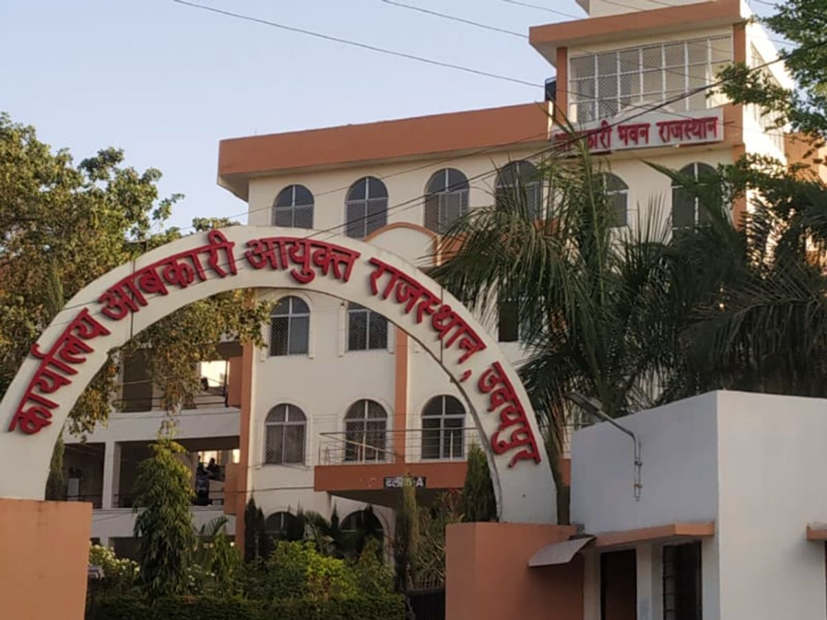 राजस्थान में नई आबकारी नीति जारी, एयरपोर्ट और 10 कमरों की होटलों में खुल सकेंगे बार राजस्थान में नई आबकारी नीति जारी, एयरपोर्ट और 10 कमरों की होटलों में खुल सकेंगे बार