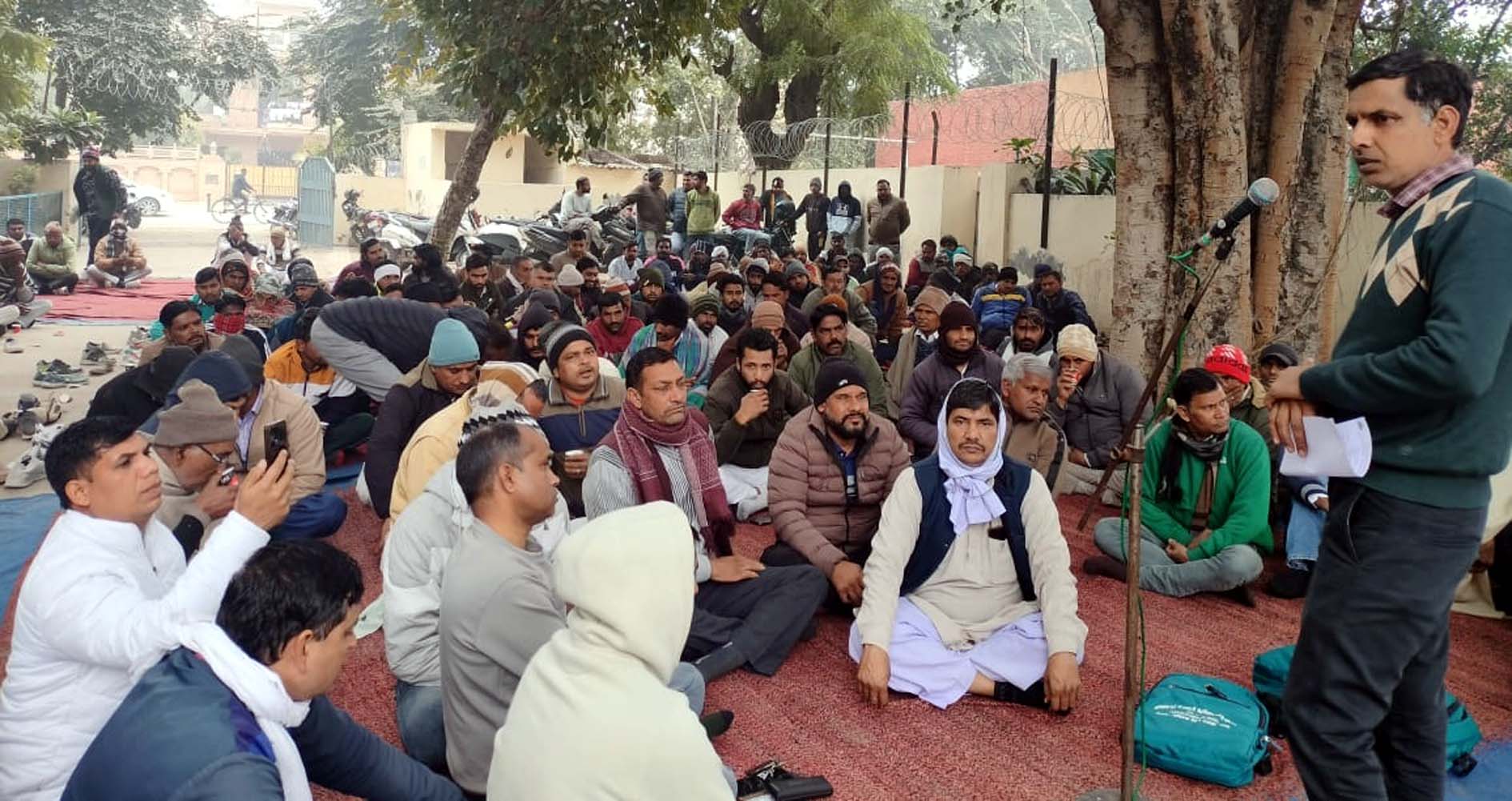 अधीक्षक अभियंता कार्यालय पर दिए गए धरना को संबोधित करते यूनियन पदाधिकारी। अधीक्षक अभियंता कार्यालय पर दिए गए धरना को संबोधित करते यूनियन पदाधिकारी।