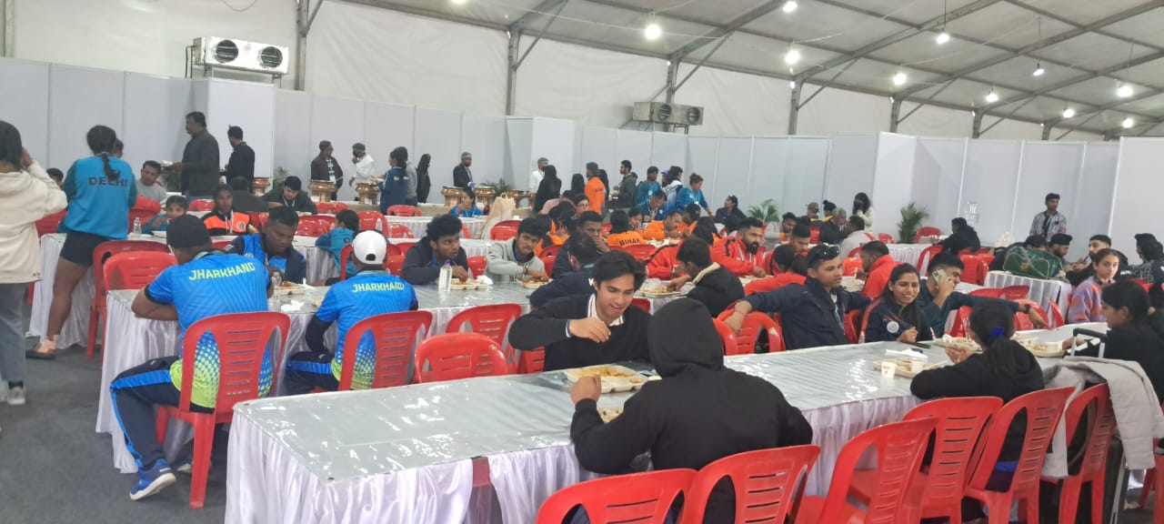 महाराणा प्रताप स्पोर्ट्स काॅलेज परिसर में खिलाड़ी कैटरिंग में भोजन लेते। महाराणा प्रताप स्पोर्ट्स काॅलेज परिसर में खिलाड़ी कैटरिंग में भोजन लेते।
