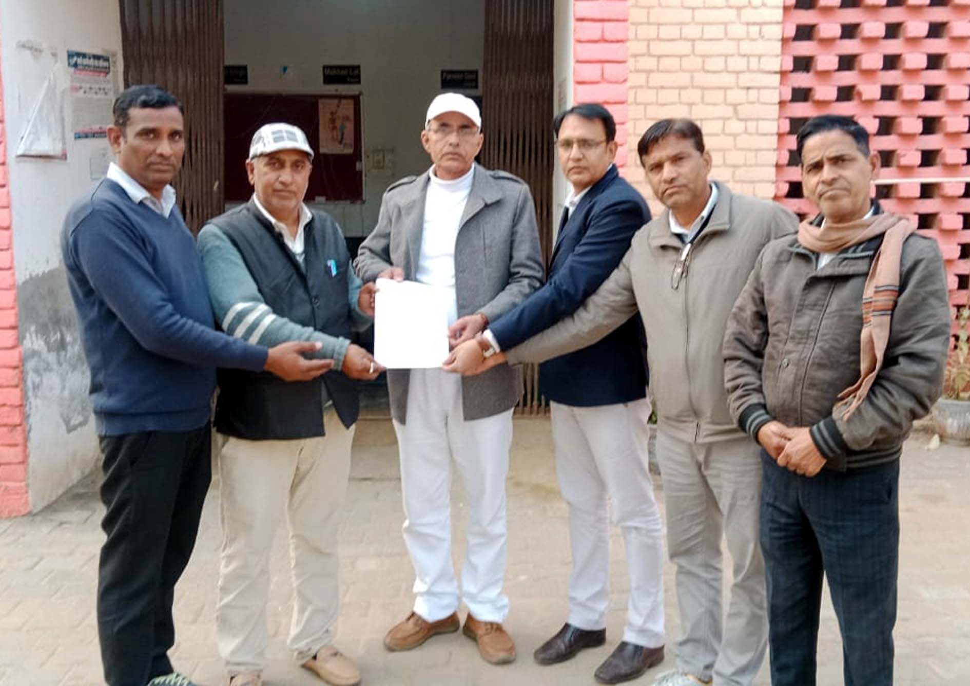 खंड शिक्षा अधिकारी को ज्ञापन सौंपते अध्यापक संघ पदाधिकारी।