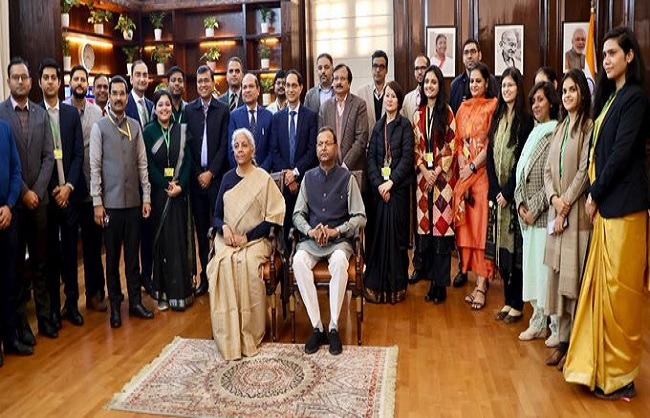 सीबीआईसी की बजट टीम के साथ वित्त मंत्री निर्मला सीतारमण सीबीआईसी की बजट टीम के साथ वित्त मंत्री निर्मला सीतारमण