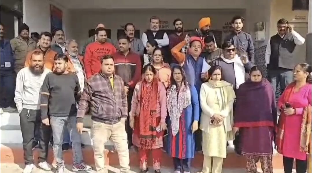 नवनिर्वाचित पार्षदों ने किया चौकी पर प्रदर्शन नवनिर्वाचित पार्षदों ने किया चौकी पर प्रदर्शन