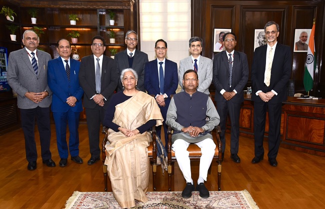 बजट टीम के साथ वित्त मंत्री निर्मला सीतारमण बजट टीम के साथ वित्त मंत्री निर्मला सीतारमण