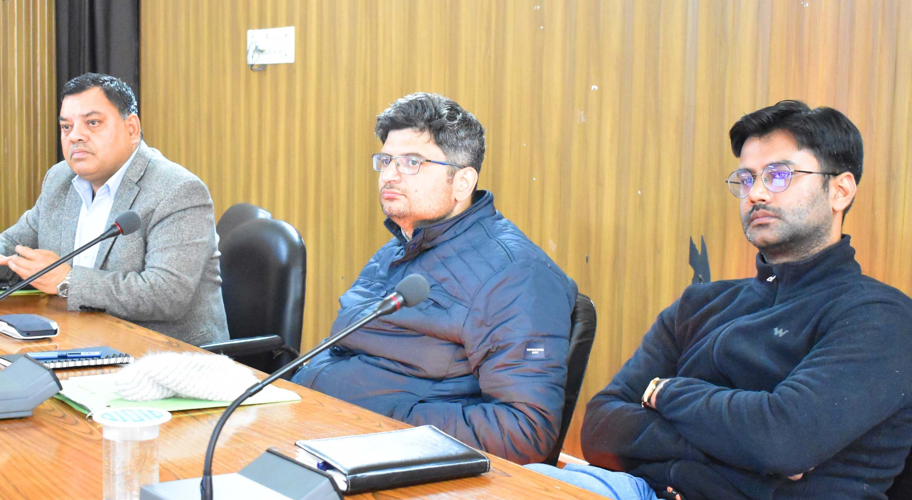 गोपेश्वर में गंगा संरक्षण समिति की बैठक लेते हुए डीएम। गोपेश्वर में गंगा संरक्षण समिति की बैठक लेते हुए डीएम।