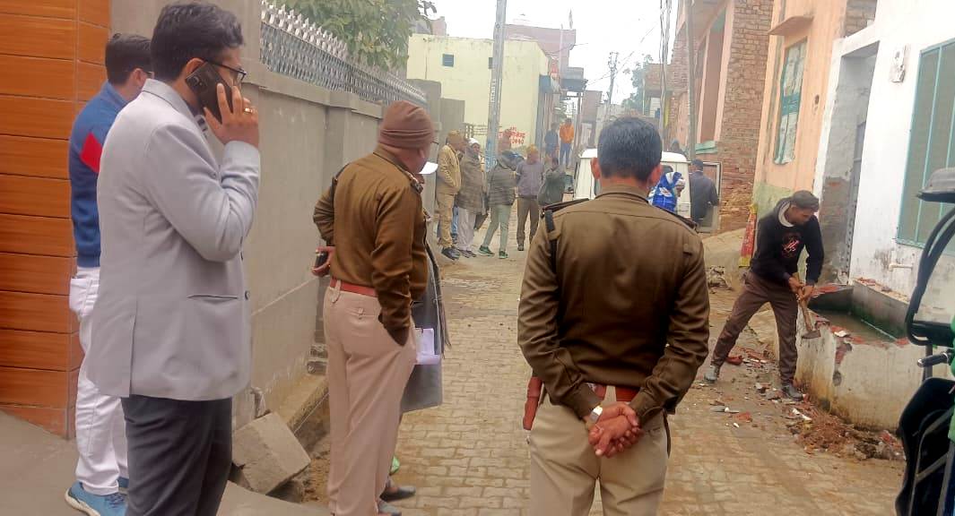दिल्लूवाला गांव में गली में अवैध तौर से बनाई होदी को तुड़वाता जिला प्रशासनिक अमला। दिल्लूवाला गांव में गली में अवैध तौर से बनाई होदी को तुड़वाता जिला प्रशासनिक अमला।
