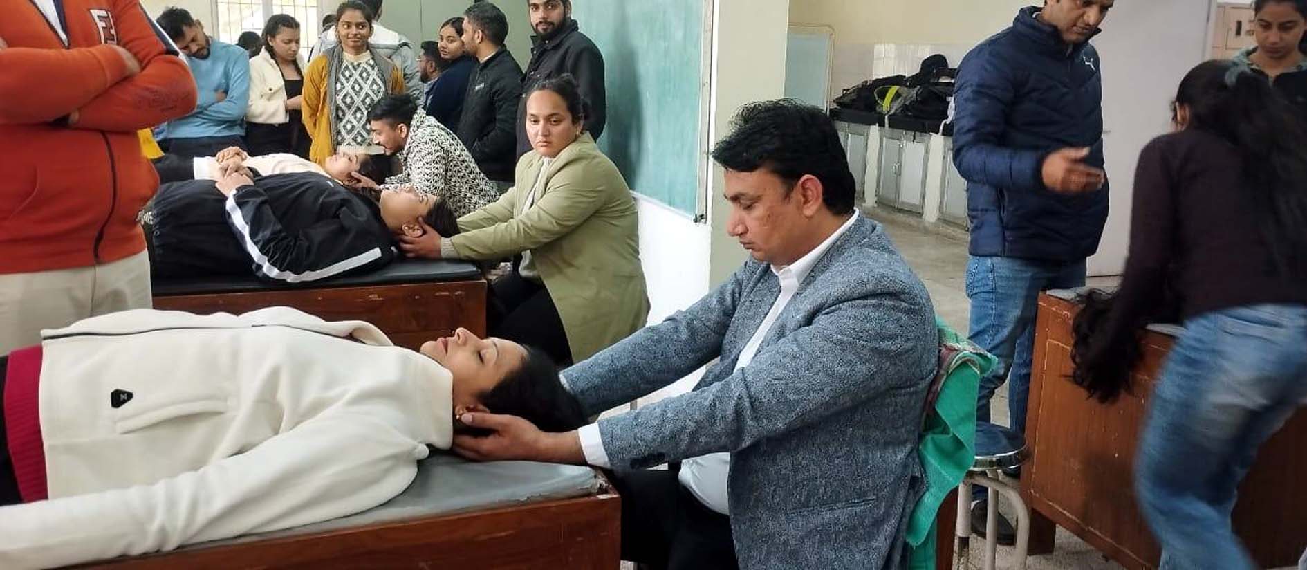 फिजियोथेरेपी विभाग में विद्यार्थियों को 'क्रैनियल ऑस्टियोपैथी' के बारे में प्रैक्टिकल जानकारी देते डा. अमित कुमार। फिजियोथेरेपी विभाग में विद्यार्थियों को 'क्रैनियल ऑस्टियोपैथी' के बारे में प्रैक्टिकल जानकारी देते डा. अमित कुमार।