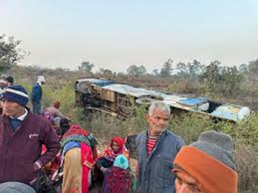 मऊगंज में यात्री बस अनियंत्रित हाेकर पलटी मऊगंज में यात्री बस अनियंत्रित हाेकर पलटी