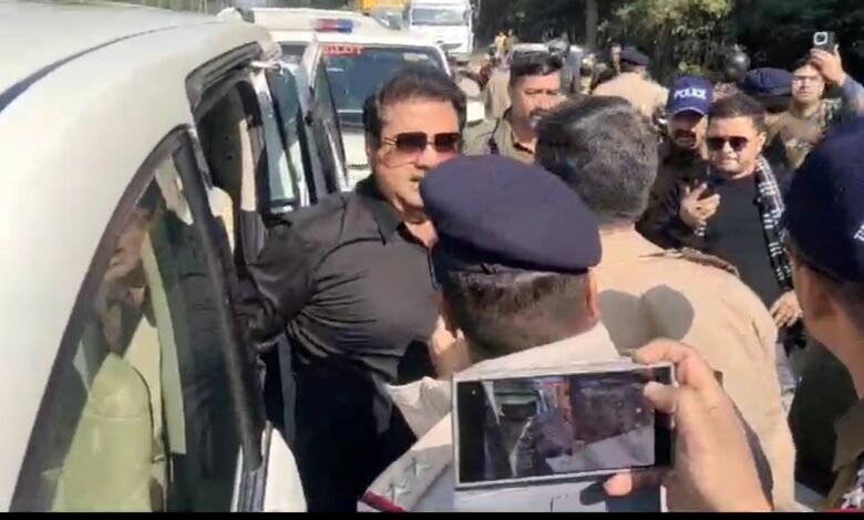 खानपुर विधायक को गिरफ्तार करती पुलिस। खानपुर विधायक को गिरफ्तार करती पुलिस।