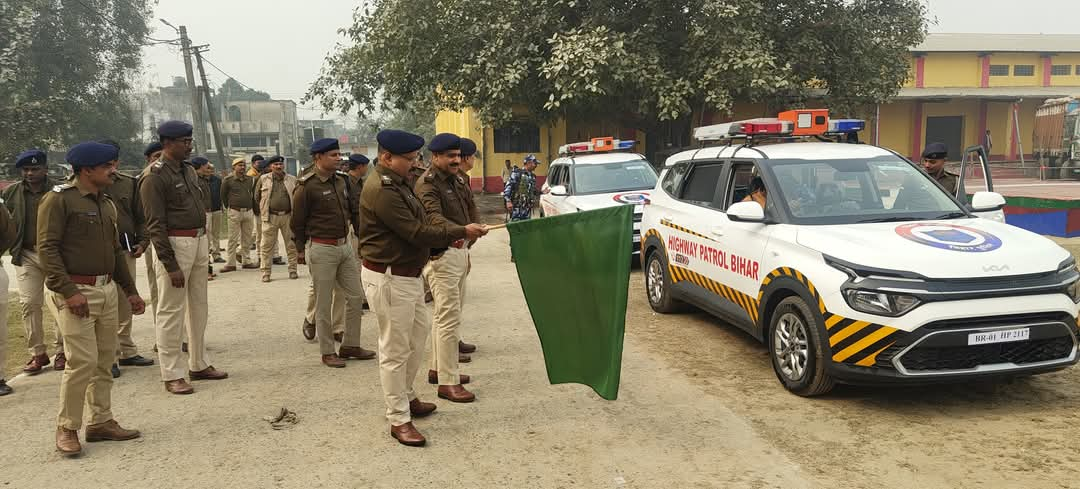 अररिया फोटो:एसपी अंजनी कुमार हरि झंडी दिखाकर गाड़ी को रवाना करते