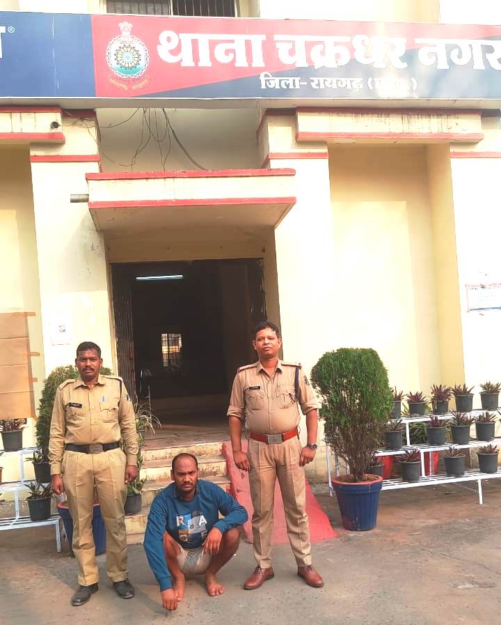 पुलिस के गिरफ्त में आरोपी पुलिस के गिरफ्त में आरोपी
