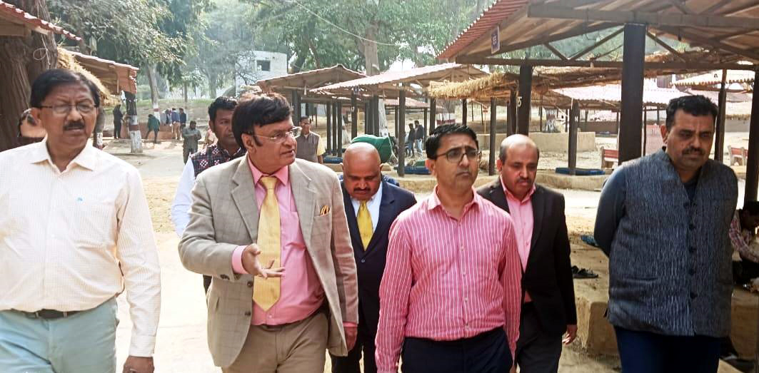 ओडि़सा के पर्यटन सचिव बलवंत सिंह सूरजकुंड मेले का दौरा करते हुए ओडि़सा के पर्यटन सचिव बलवंत सिंह सूरजकुंड मेले का दौरा करते हुए
