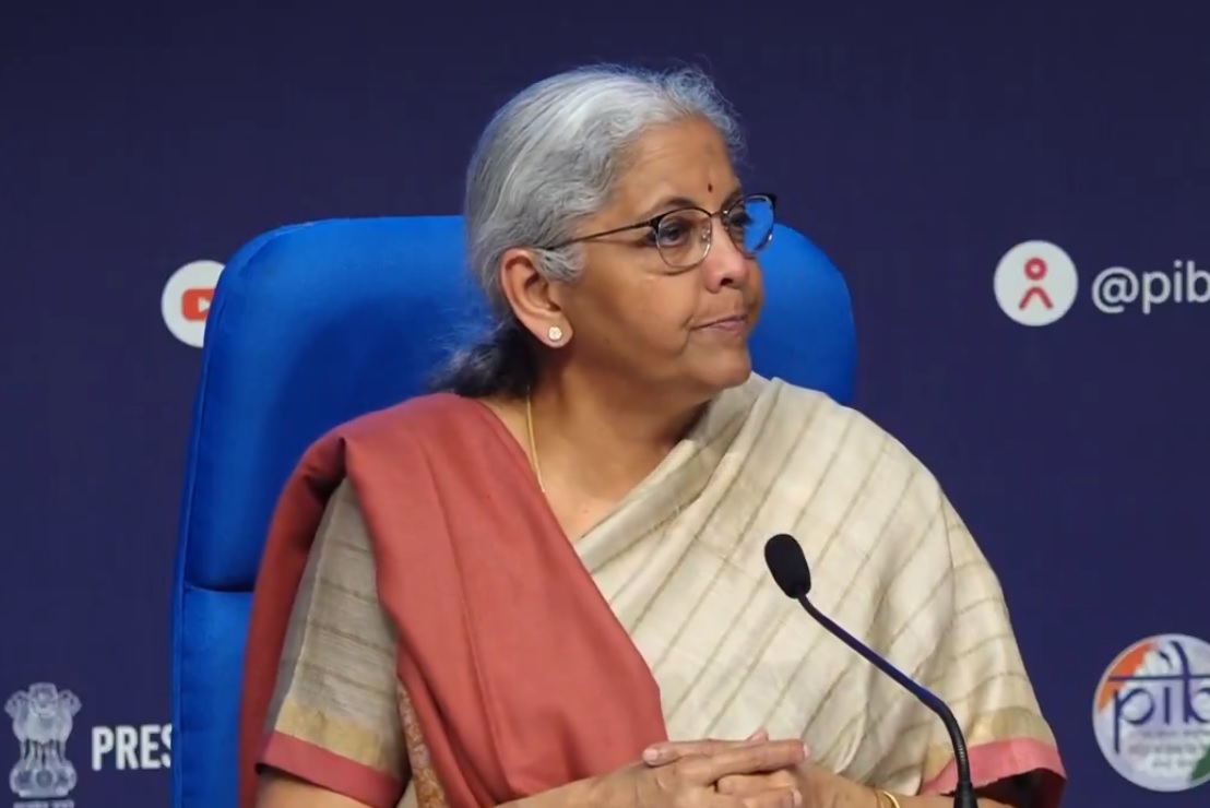 वित्त मंत्री निर्मला सीतारमण पत्रकार वार्ता करते हुए वित्त मंत्री निर्मला सीतारमण पत्रकार वार्ता करते हुए