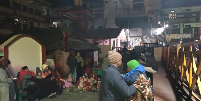 उत्तरकाशी में आधी रात को घरों से बाहर निकले लोग। उत्तरकाशी में आधी रात को घरों से बाहर निकले लोग।