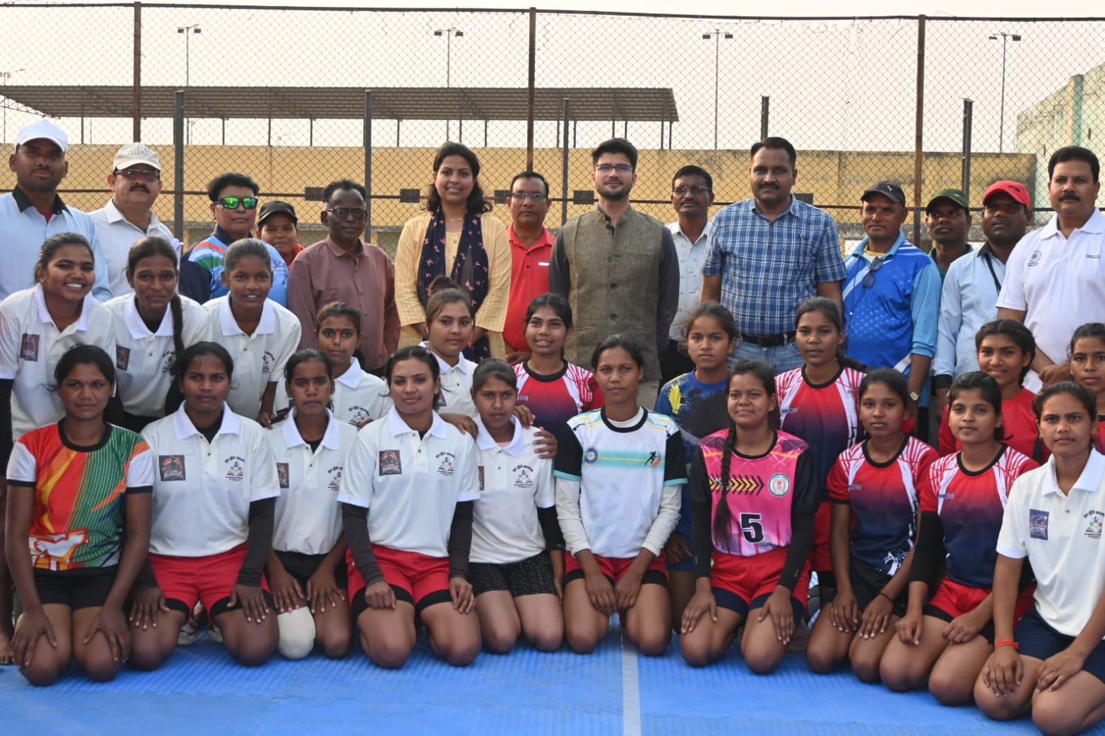 कलेक्टर दीपक सोनी बलौदाबाजार स्थित स्पोर्ट्स स्टेडियम ग्राउंड में खिलाड़ियों के बीच पहुंचे कलेक्टर दीपक सोनी बलौदाबाजार स्थित स्पोर्ट्स स्टेडियम ग्राउंड में खिलाड़ियों के बीच पहुंचे