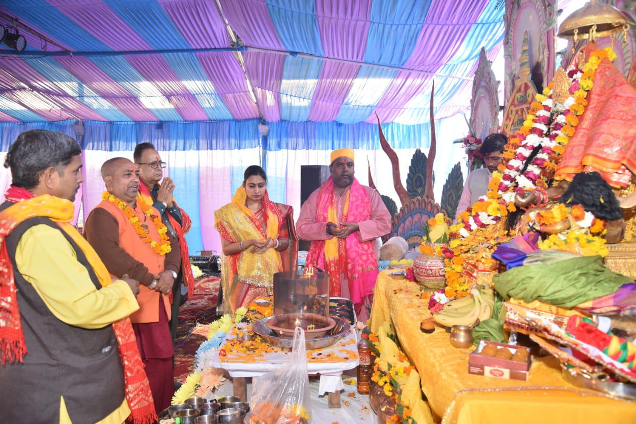 श्री परिवार दिव्य महायज्ञ समिति ट्रस्ट द्वारा पांच दिवसीय पीतांबरा देवी महायज्ञ एव श्रीमद्भागवत कथा का दूसरा दिन