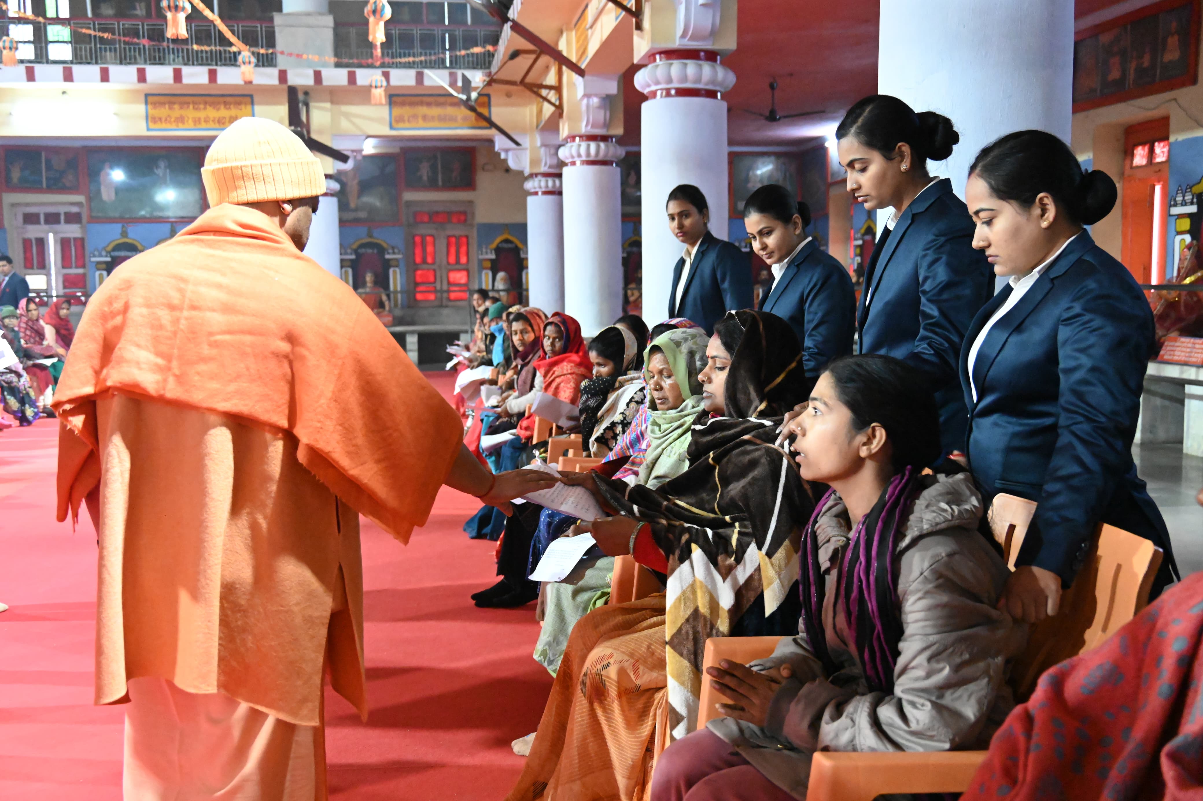 गोरखनाथ मंदिर में 100 लोगों से मुलाकात कर उनकी समस्याएं सुनीं मुख्यमंत्री ने* गोरखनाथ मंदिर में 100 लोगों से मुलाकात कर उनकी समस्याएं सुनीं मुख्यमंत्री ने*