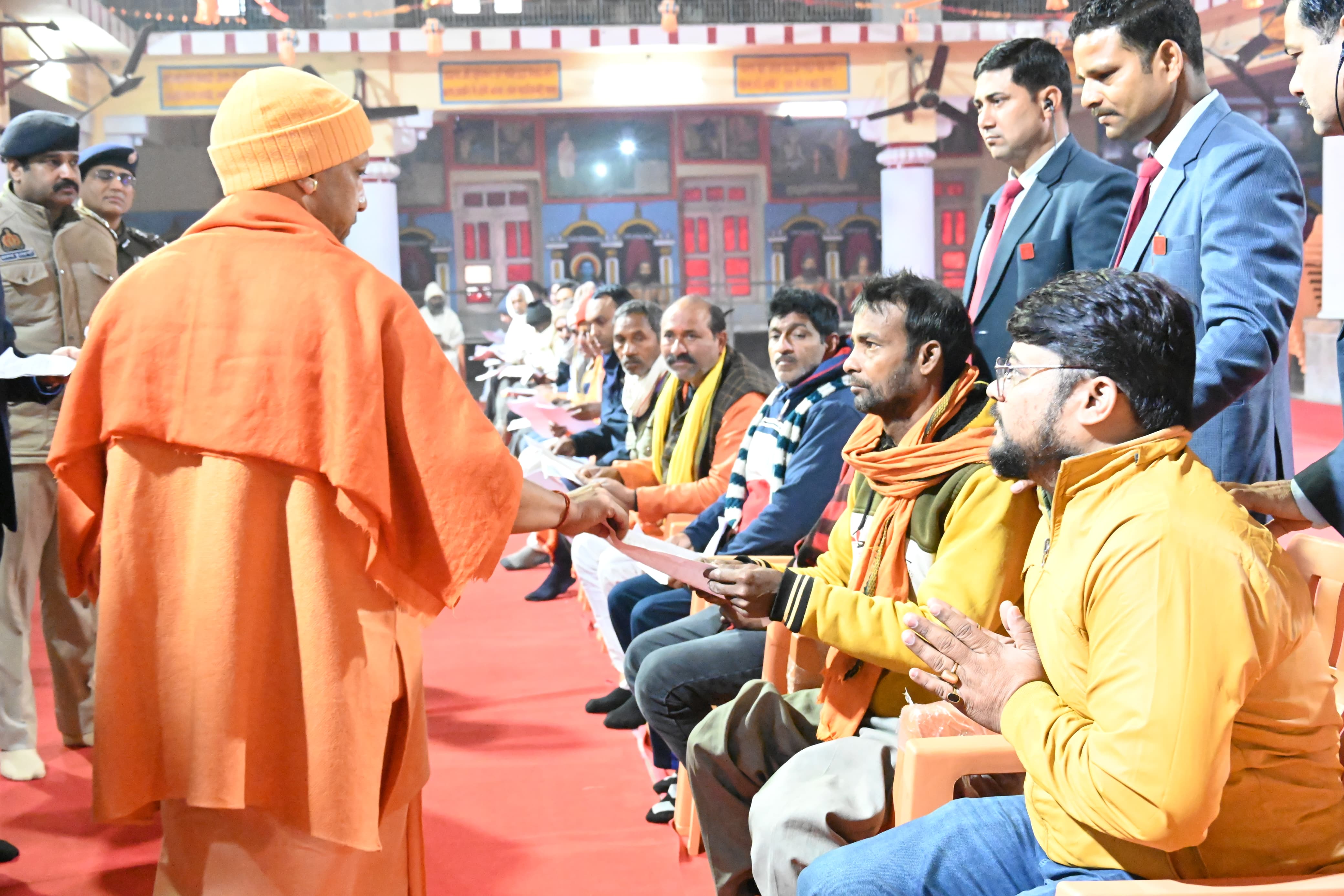 गोरखनाथ मंदिर में 100 लोगों से मुलाकात कर उनकी समस्याएं सुनीं मुख्यमंत्री ने* गोरखनाथ मंदिर में 100 लोगों से मुलाकात कर उनकी समस्याएं सुनीं मुख्यमंत्री ने*