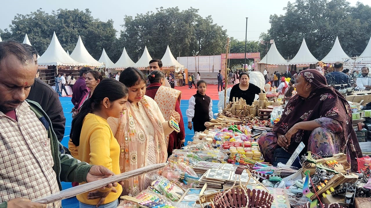 सरस मेले में खरीदारी करते पर्यटक सरस मेले में खरीदारी करते पर्यटक