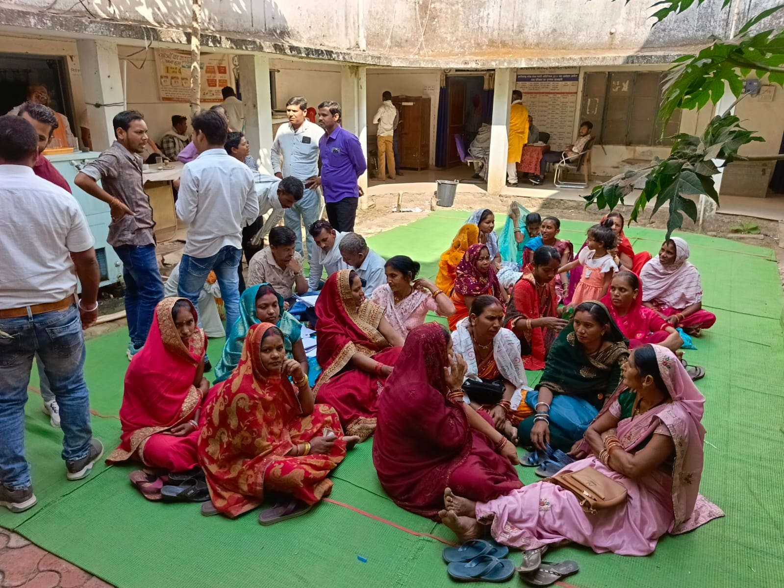 जनपद कार्यालय धमतरी में उपस्थित महिलाएं। जनपद कार्यालय धमतरी में उपस्थित महिलाएं।