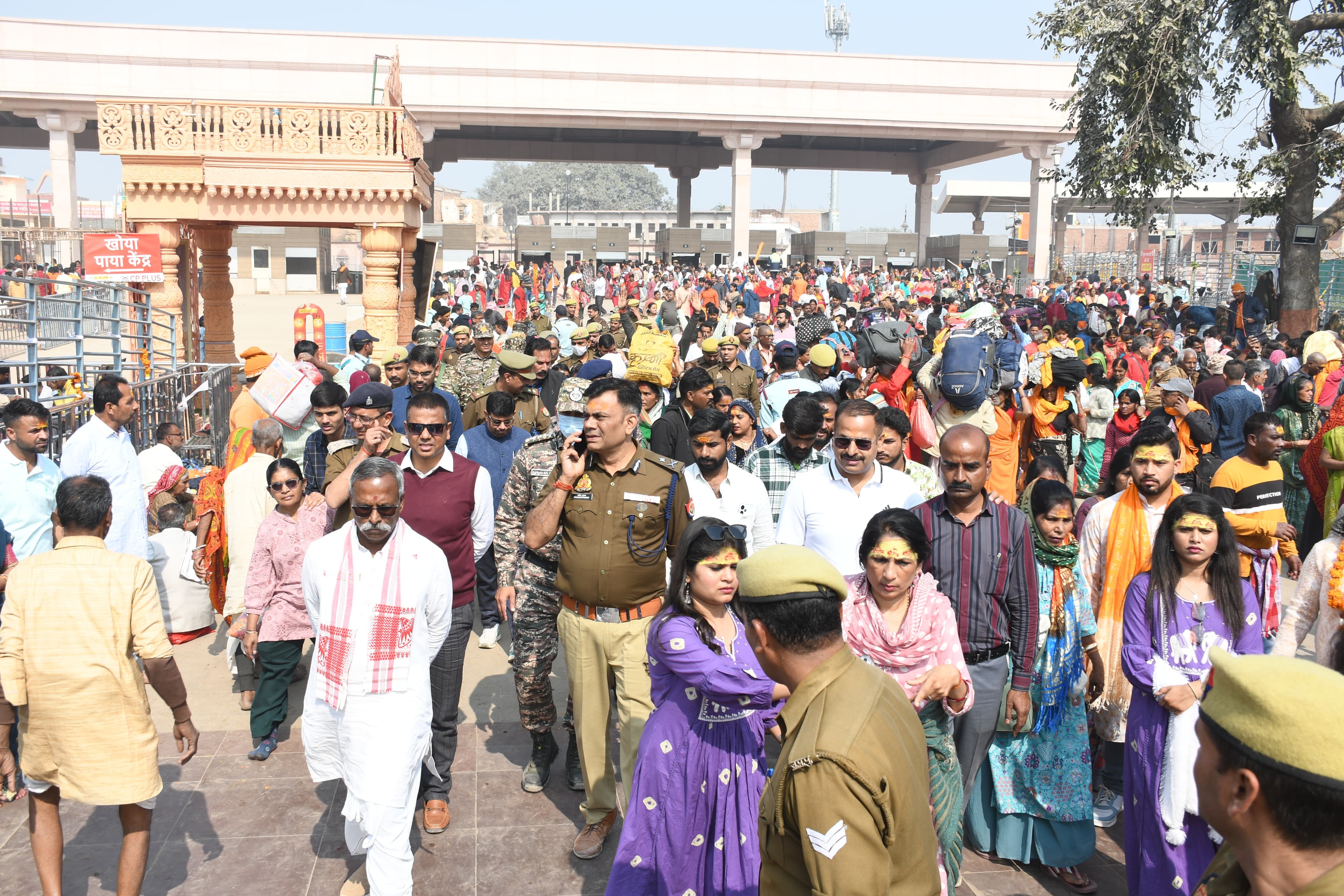 अयोध्या : प्रति घन्टे करीब एक लाख की औसत में अयोध्या पहुंच रहे श्रद्धालु अयोध्या : प्रति घन्टे करीब एक लाख की औसत में अयोध्या पहुंच रहे श्रद्धालु