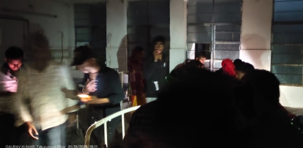 मोबाईल की रोशनी में इलाज मोबाईल की रोशनी में इलाज