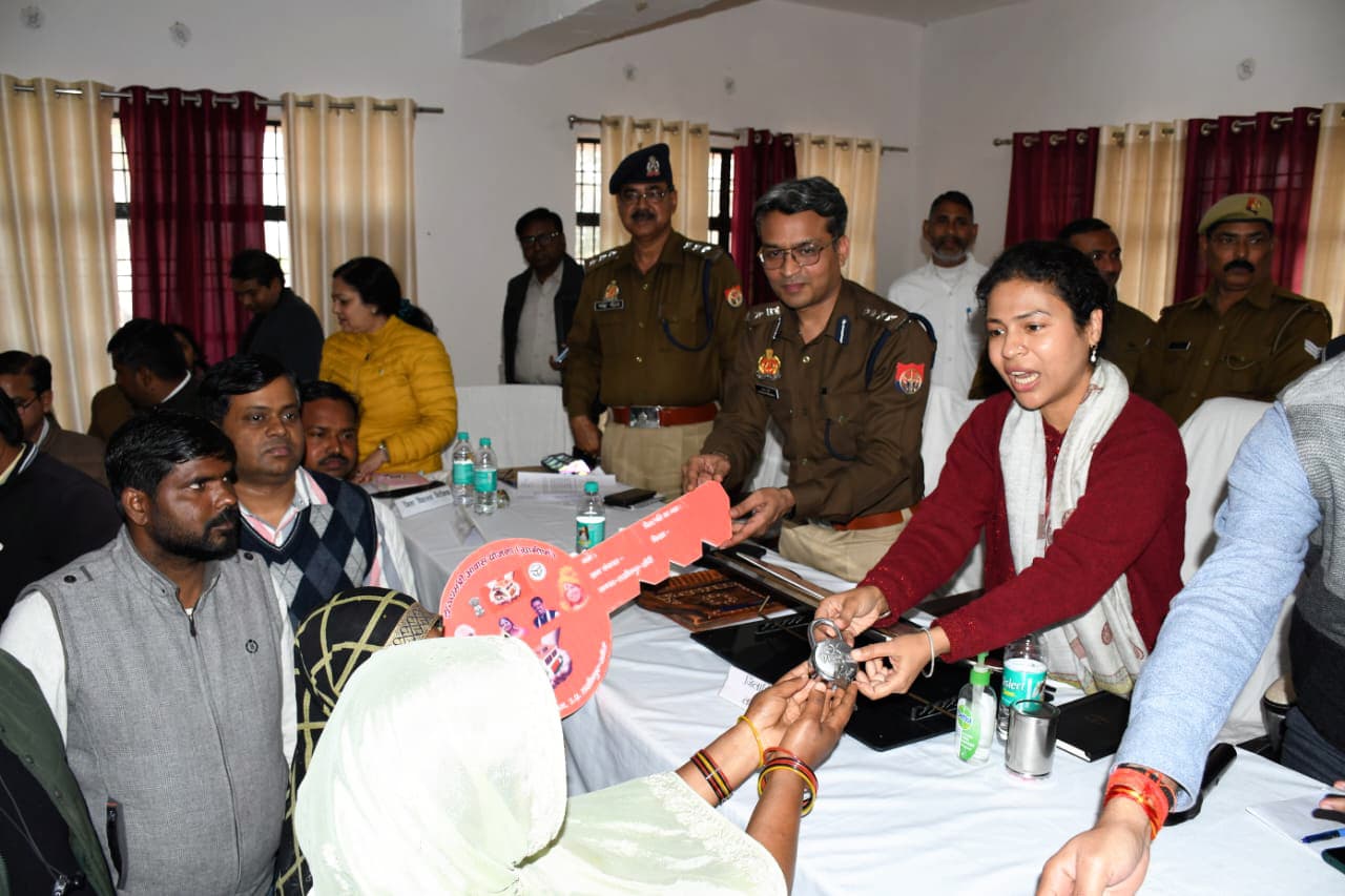 सीएम आवास के लाभार्थियों को चाबी भेंट करती डीएम व अधिकारी गण