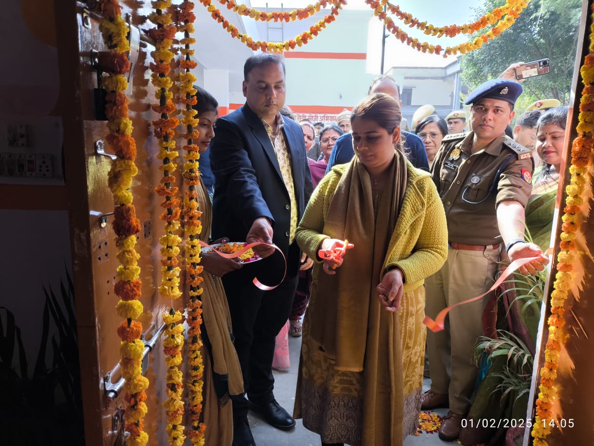 शक्ति रसोई का उद्घाटन करते हुए डीएम शक्ति रसोई का उद्घाटन करते हुए डीएम