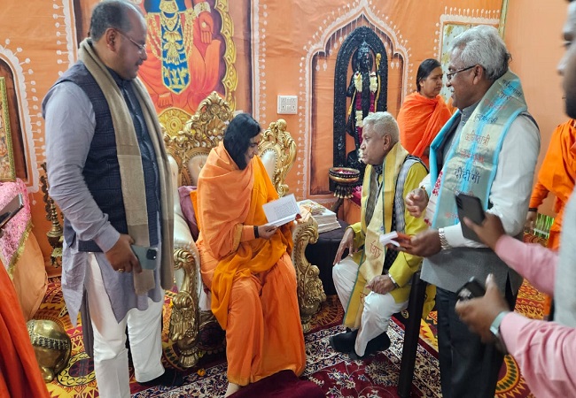 साध्वी ऋतम्भरा दीदी से सम्पर्क करते संघ के रामलाल एवं मनोज साध्वी ऋतम्भरा दीदी से सम्पर्क करते संघ के रामलाल एवं मनोज