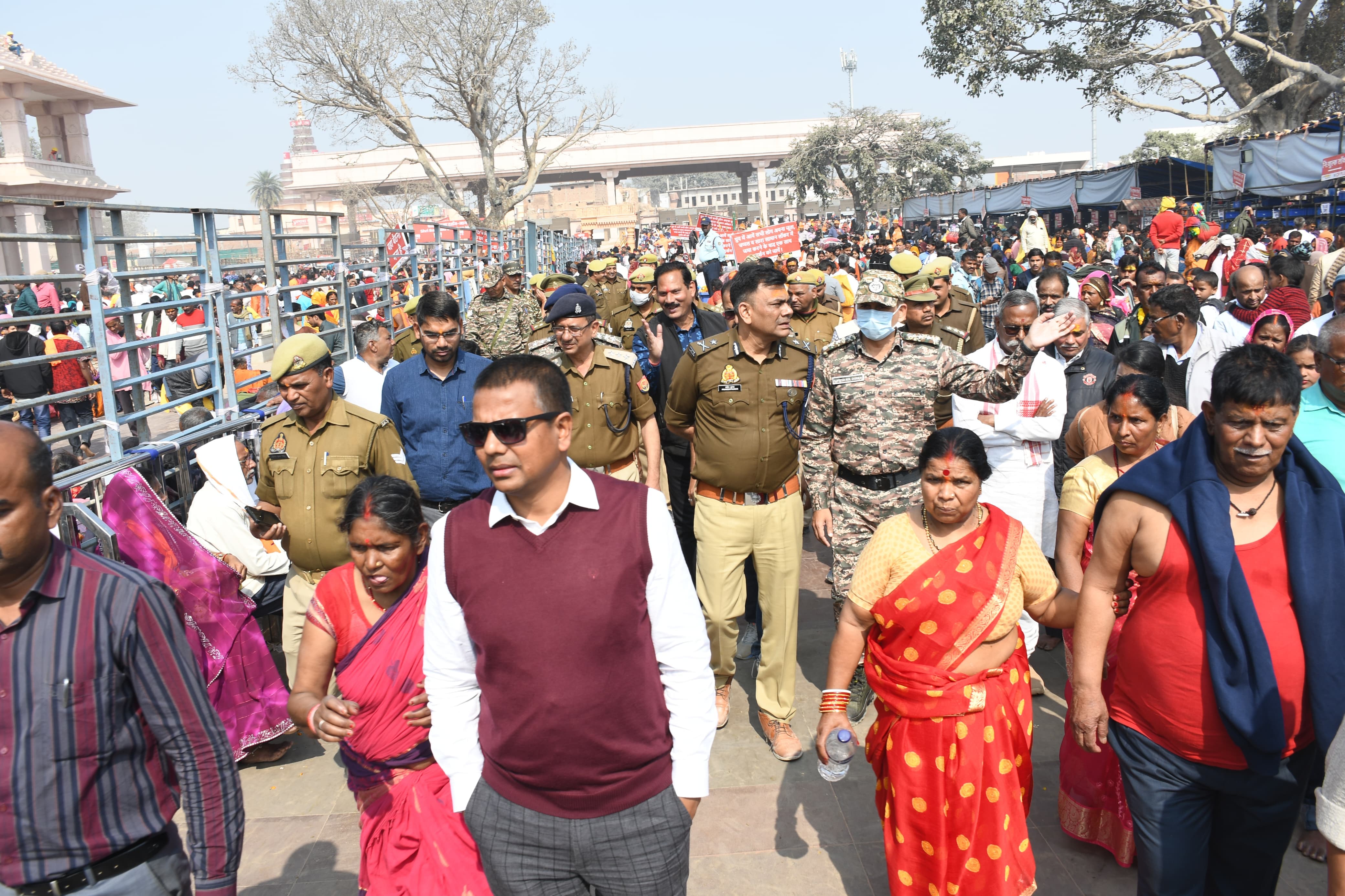 अयोध्या : प्रति घन्टे करीब एक लाख की औसत में अयोध्या पहुंच रहे श्रद्धालु अयोध्या : प्रति घन्टे करीब एक लाख की औसत में अयोध्या पहुंच रहे श्रद्धालु