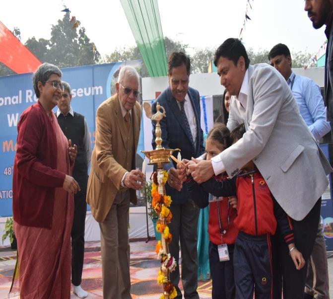 रेल महोत्सव के उद्घाटन समारोह में दीप प्रज्वलित करते विशिष्ट अतिथि रेल महोत्सव के उद्घाटन समारोह में दीप प्रज्वलित करते विशिष्ट अतिथि