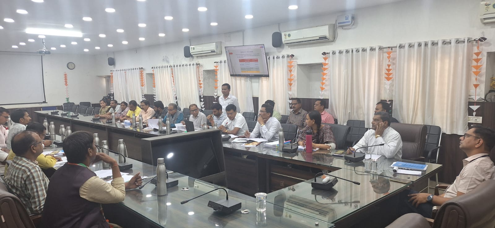 कलेक्ट्रेट सभाकक्ष में व्यय लेखा संबंधी जानकारी को लेकर आयोजित कार्यशाला में उपस्थित चुनाव लड़ने वाले प्रत्याशी व अन्य। कलेक्ट्रेट सभाकक्ष में व्यय लेखा संबंधी जानकारी को लेकर आयोजित कार्यशाला में उपस्थित चुनाव लड़ने वाले प्रत्याशी व अन्य।